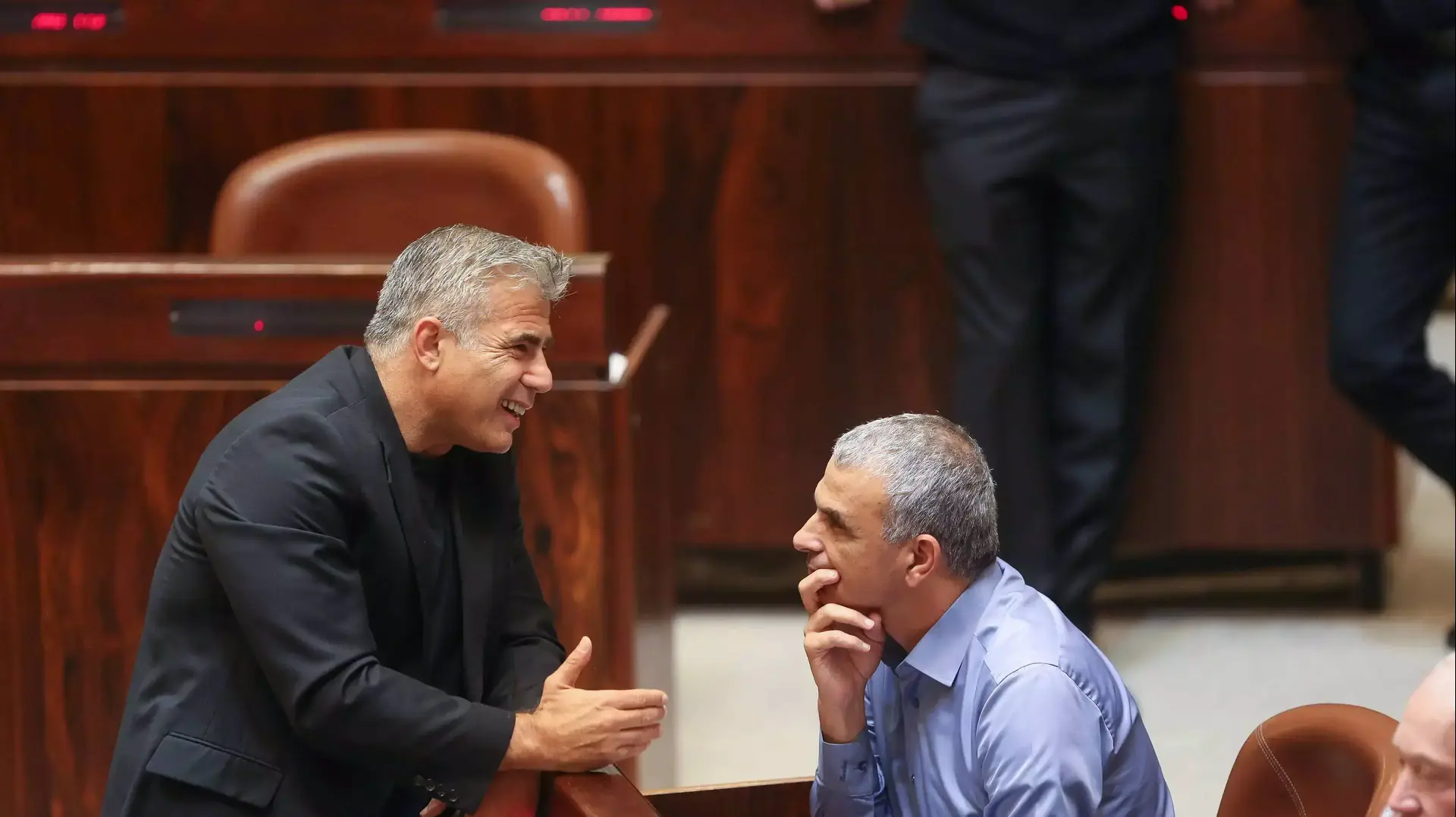 ח"כ יאיר לפיד וח"כ משה כחלון בהצבעה על חוק הרחבת הממשלה, מאי 2015 ח"כ יאיר לפיד וח"כ משה כחלון בהצבעה על חוק הרחבת הממשלה, מאי 2015