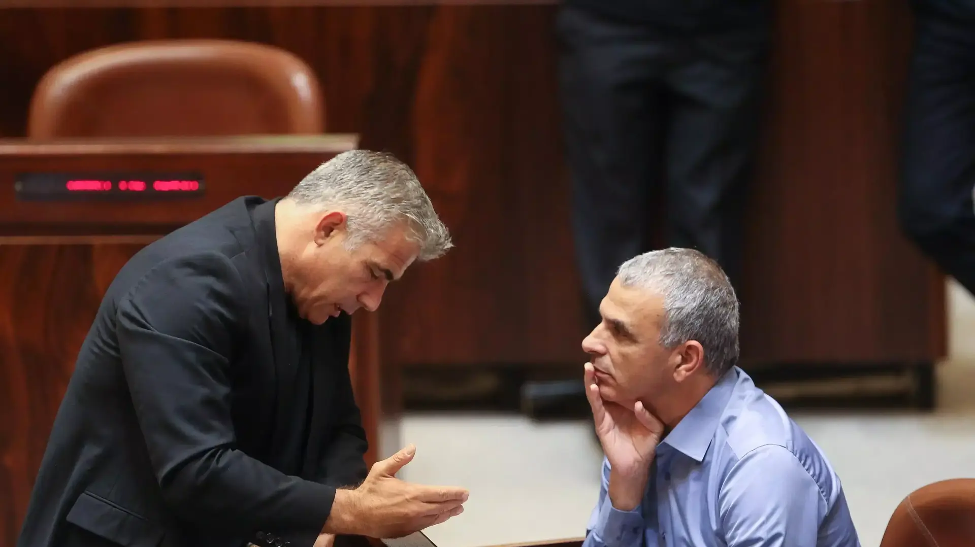 ח"כ יאיר לפיד וח"כ משה כחלון בהצבעה על חוק הרחבת הממשלה, מאי 2015 ח"כ יאיר לפיד וח"כ משה כחלון בהצבעה על חוק הרחבת הממשלה, מאי 2015