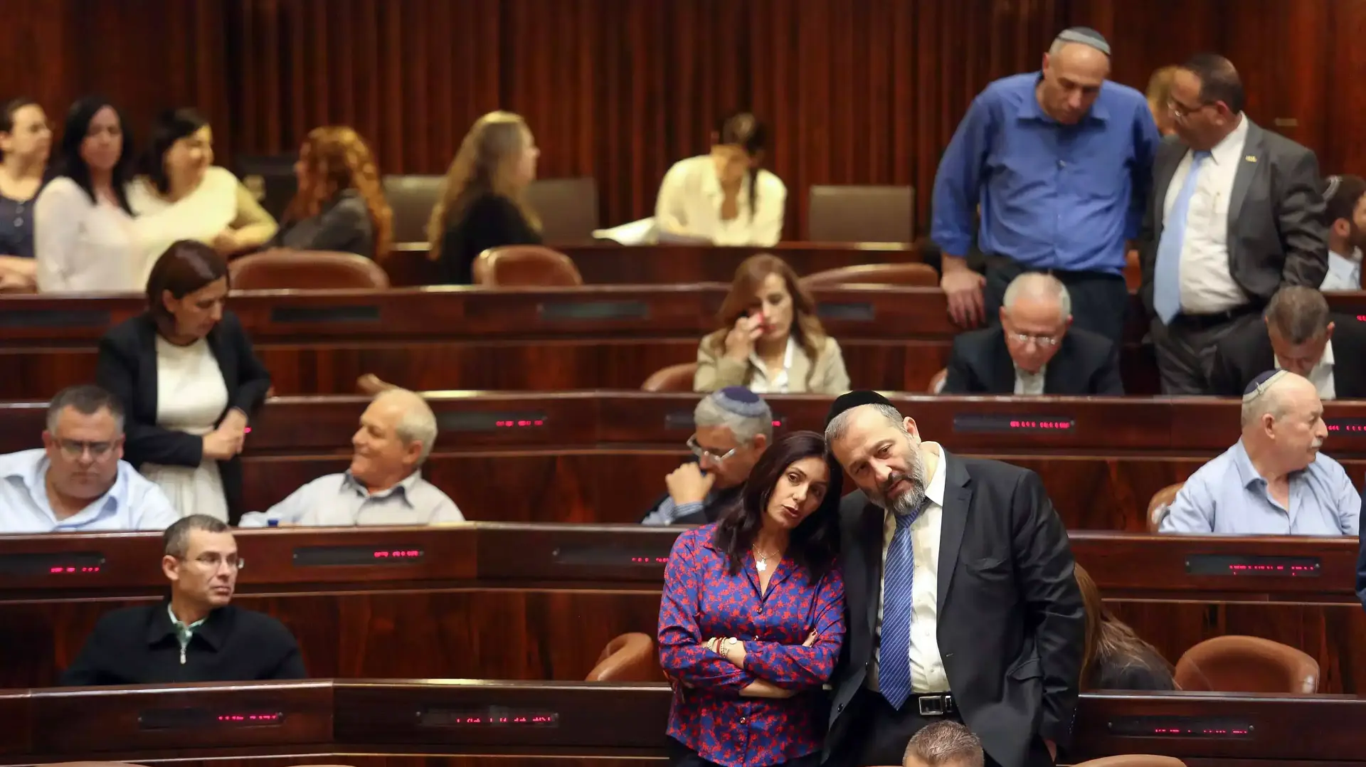 ח"כ מירי רגב וח"כ אריה דרעי בהצבעה על חוק הרחבת הממשלה, מאי 2015 ח"כ מירי רגב וח"כ אריה דרעי בהצבעה על חוק הרחבת הממשלה, מאי 2015