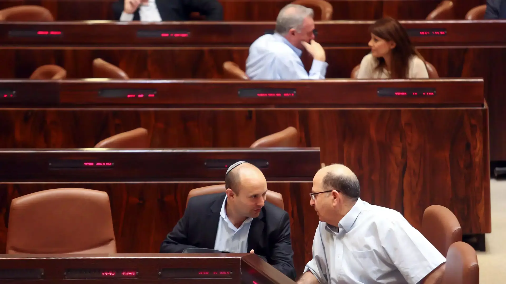 השר משה בוגי יעלון וח"כ נפתלי בנט בהצבעה על חוק הרחבת הממשלה, מאי 2015 השר משה בוגי יעלון וח"כ נפתלי בנט בהצבעה על חוק הרחבת הממשלה, מאי 2015