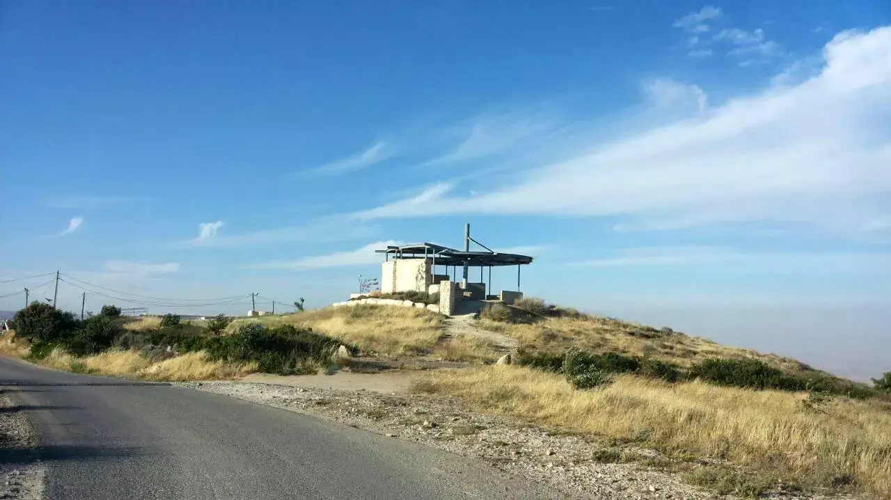 מצפור במחאז הבלתי-חוקי מצפה דני שנבנה בסיוע החטיבה להתיישבות