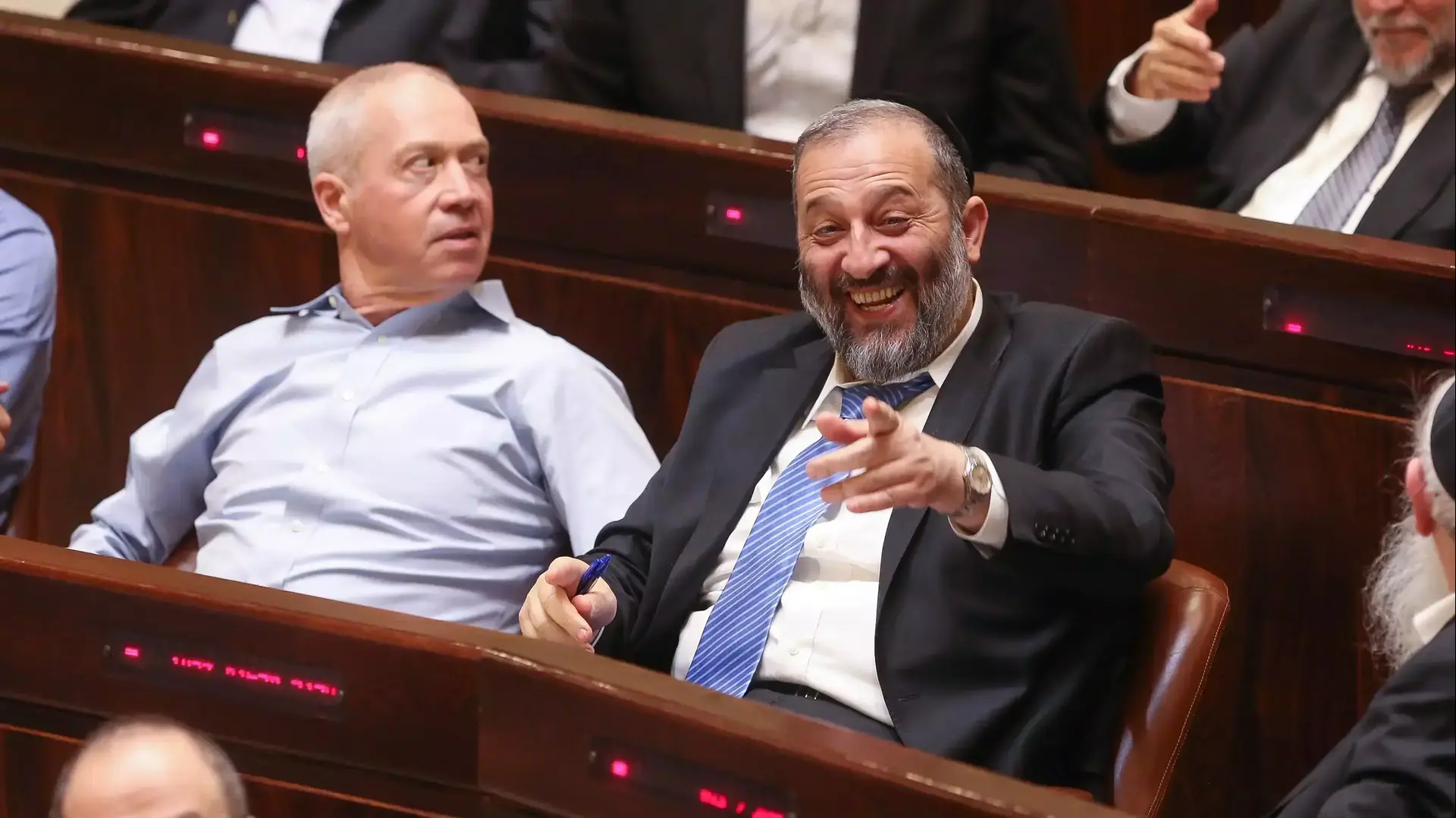 ח"כ אריה דרעי ויואב גלנט בהצבעה על חוק הרחבת הממשלה, מאי 2015 ח"כ אריה דרעי ויואב גלנט בהצבעה על חוק הרחבת הממשלה, מאי 2015