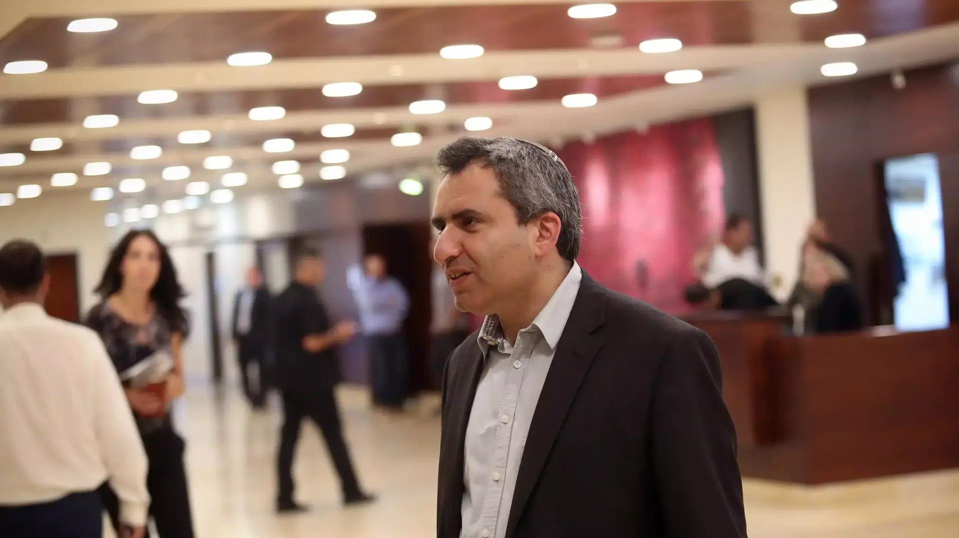 ח"כ זאב אלקין מחוץ ללשכת ראש הממשלה בכנסת, מאי 2015 ח"כ זאב אלקין מחוץ ללשכת ראש הממשלה בכנסת, מאי 2015
