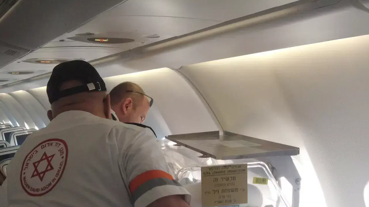 משלחת מד"א בדרכה לישראל מנפאל עם התינוקות והוריהם משלחת מד"א בדרכה לישראל מנפאל עם התינוקות והוריהם
