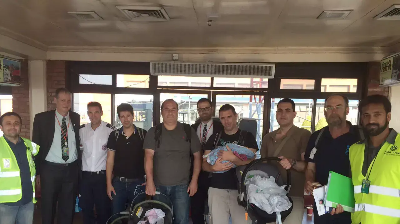 משלחת מד"א בדרכה לישראל מנפאל עם התינוקות והוריהם משלחת מד"א בדרכה לישראל מנפאל עם התינוקות והוריהם