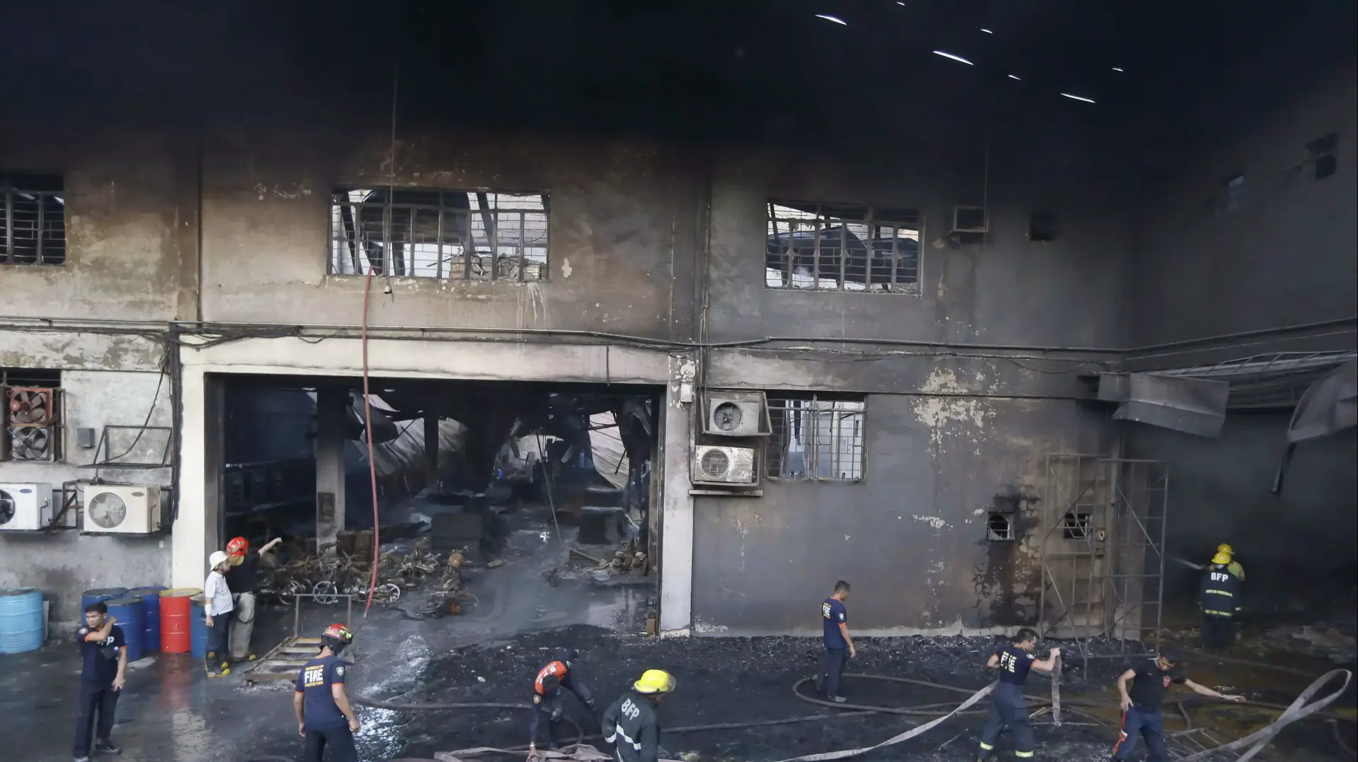 שריפה במפעל כפכפי גומי בוולנזואלנה, מנילה הפיליפינים, 14 במאי 2015 שריפה במפעל כפכפי גומי בוולנזואלנה, מנילה הפיליפינים, 14 במאי 2015
