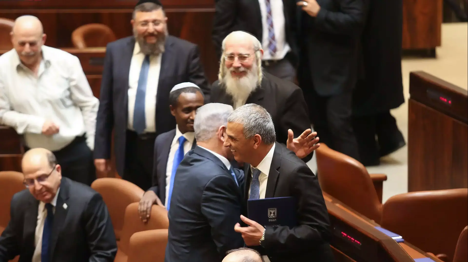 משה כחלון ובנימין נתניהו בהשבעת הממשלה ה-34, מאי 2014 משה כחלון ובנימין נתניהו בהשבעת הממשלה ה-34, מאי 2014