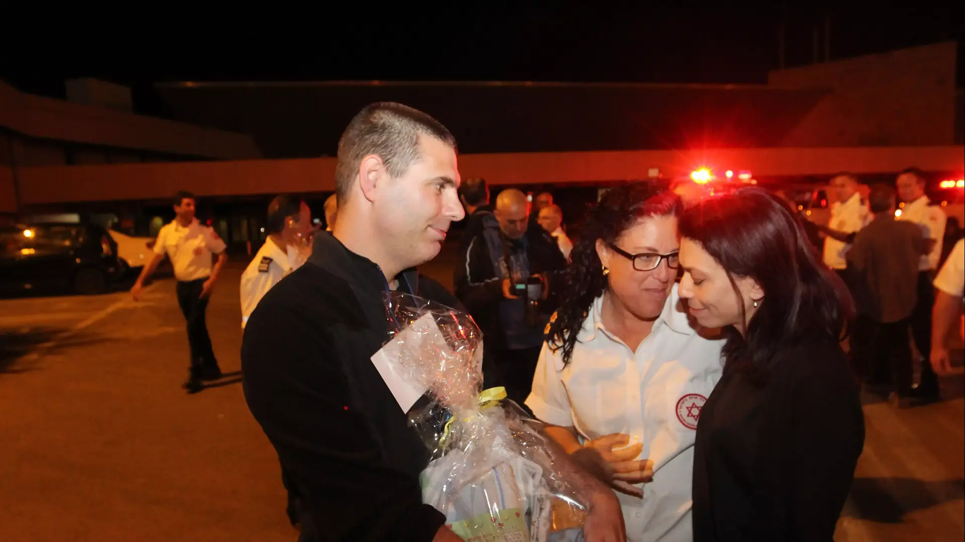 נחיתת תינוקות הפונדקאות מנפאל והוריהם, נתב"ג, מאי 2015 נחיתת תינוקות הפונדקאות מנפאל והוריהם, נתב"ג, מאי 2015