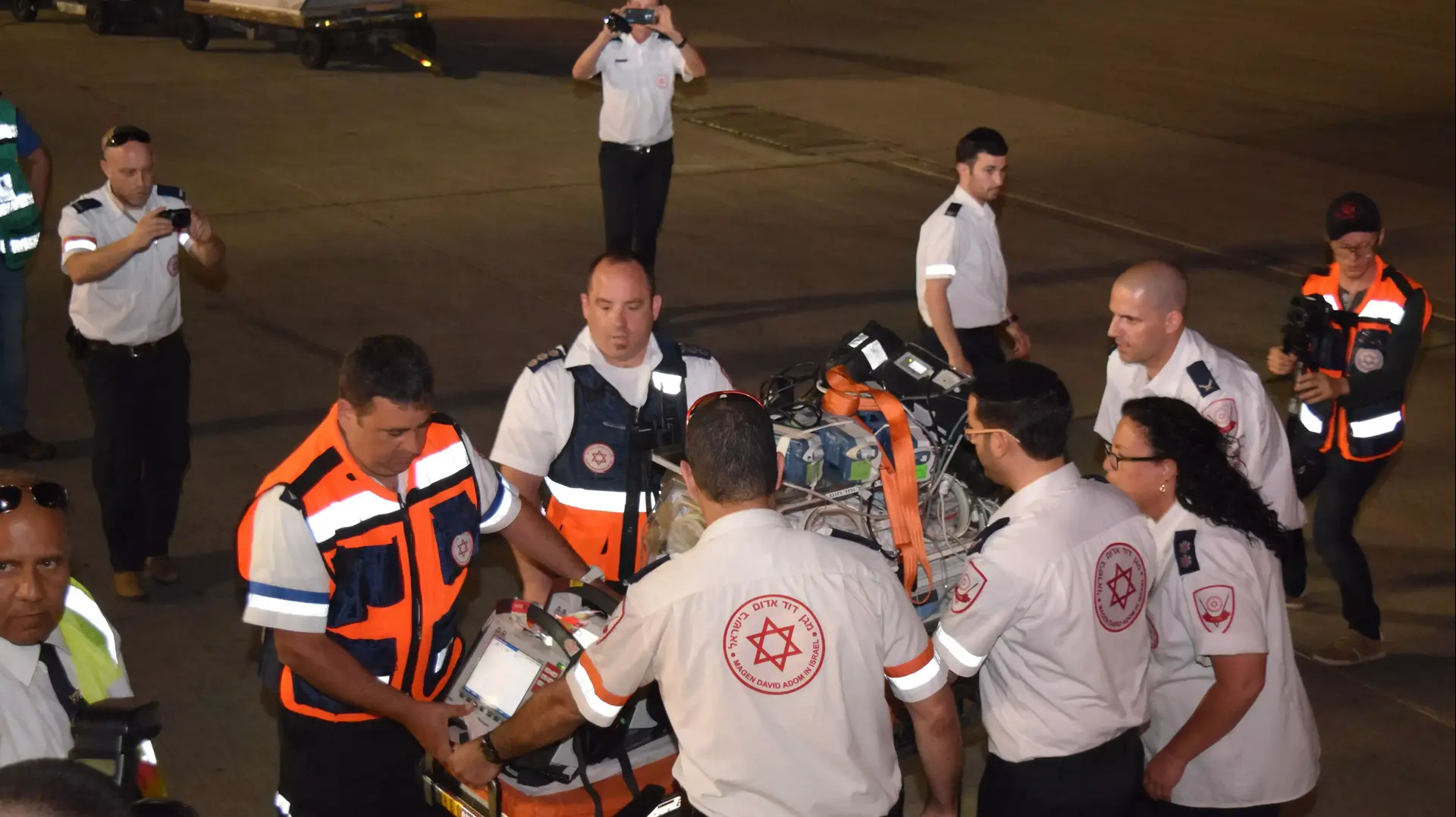 נחיתת תינוקות הפונדקאות מנפאל והוריהם, נתב"ג, מאי 2015 נחיתת תינוקות הפונדקאות מנפאל והוריהם, נתב"ג, מאי 2015