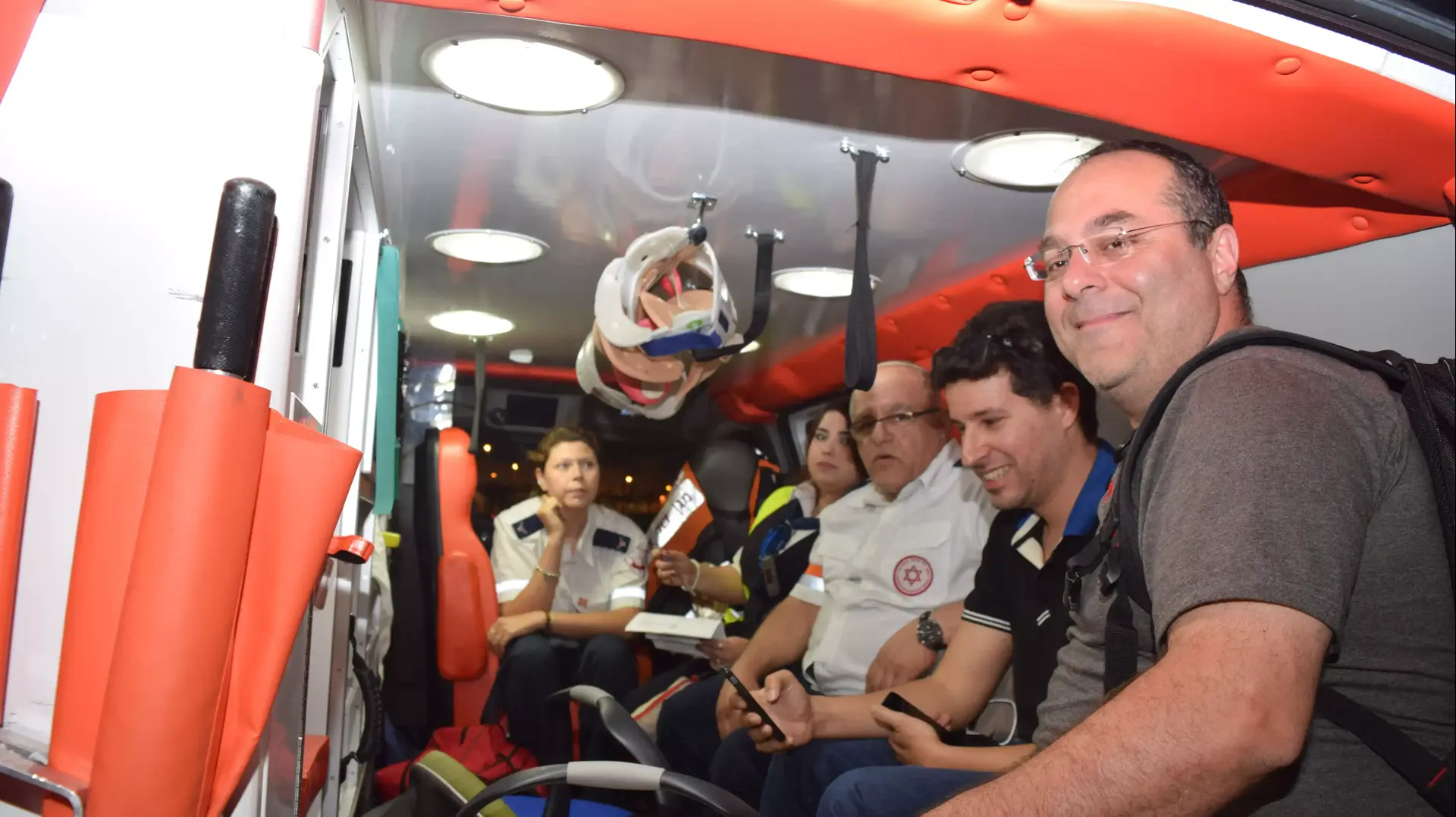 נחיתת תינוקות הפונדקאות מנפאל והוריהם, נתב"ג, מאי 2015 נחיתת תינוקות הפונדקאות מנפאל והוריהם, נתב"ג, מאי 2015