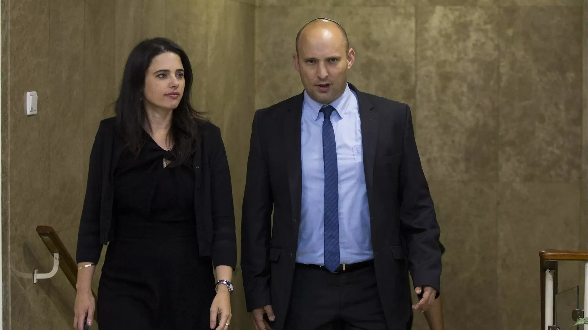 נפתלי בנט ואיילת שקד מגיעים לישיבת הממשלה הראשונה נפתלי בנט ואיילת שקד מגיעים לישיבת הממשלה הראשונה