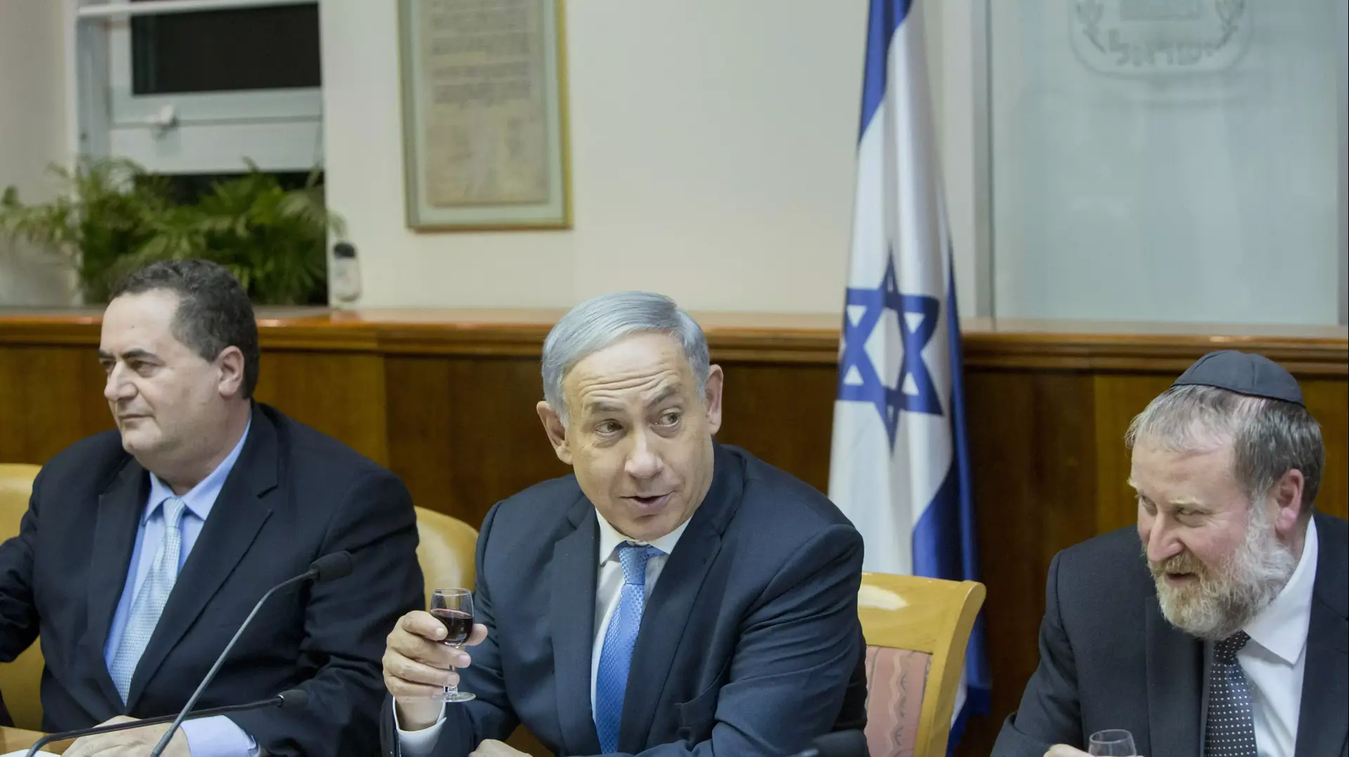 ראש הממשלה בנימין נתניהו, שר התחבורה ישראל כץ ומזכיר הממשלה אביחי מנדלבליט ראש הממשלה בנימין נתניהו, שר התחבורה ישראל כץ ומזכיר הממשלה אביחי מנדלבליט