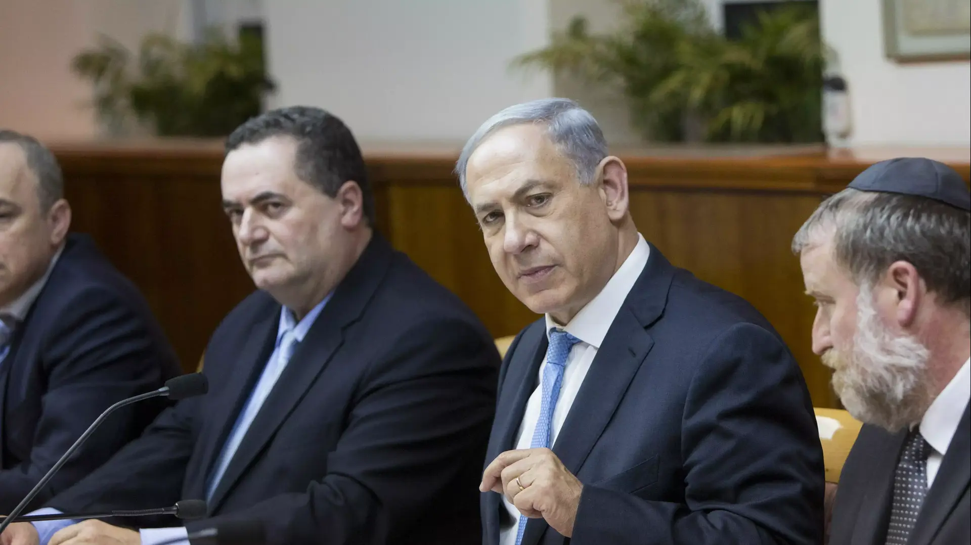 ראש הממשלה בנימין נתניהו, שר התחבורה ישראל כץ ומזכיר הממשלה אביחי מנדלבליט ראש הממשלה בנימין נתניהו, שר התחבורה ישראל כץ ומזכיר הממשלה אביחי מנדלבליט
