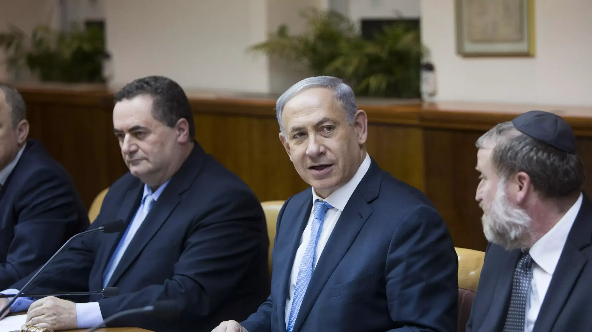 ראש הממשלה בנימין נתניהו, שר התחבורה ישראל כץ ומזכיר הממשלה אביחי מנדלבליט