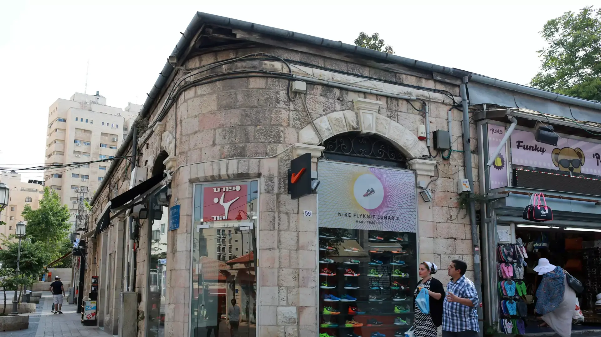 הבית ברחוב יפו בירושלים שבו על פי החשד שידלה אישה נערה לעסוק בזנות הבית ברחוב יפו בירושלים שבו על פי החשד שידלה אישה נערה לעסוק בזנות