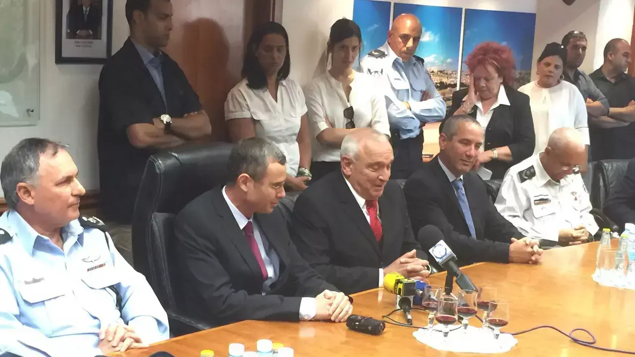 חילופי שרים במשרד לביטחון פנים: השר היוצא יצחק אהרונוביץ' והשר הנכנס יריב לוין, מאי 2015 חילופי שרים במשרד לביטחון פנים: השר היוצא יצחק אהרונוביץ' והשר הנכנס יריב לוין, מאי 2015