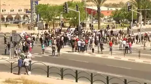המפגינים בדימונה חוסמים את כביש 25, 17 במאי 2015 המפגינים בדימונה חוסמים את כביש 25, 17 במאי 2015