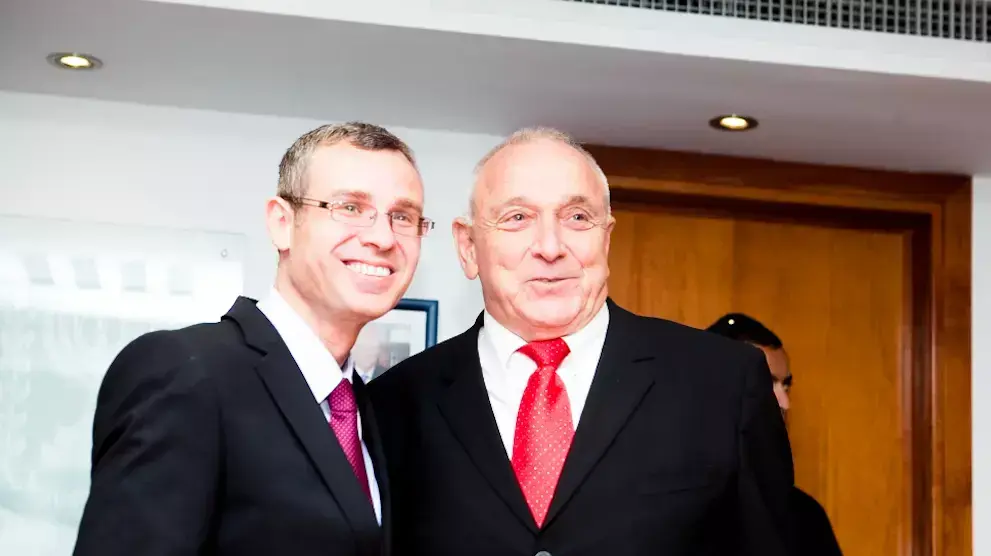 חילופי שרים במשרד לביטחון פנים: השר היוצא יצחק אהרונוביץ' והשר הנכנס יריב לוין, מאי 2015 חילופי שרים במשרד לביטחון פנים: השר היוצא יצחק אהרונוביץ' והשר הנכנס יריב לוין, מאי 2015