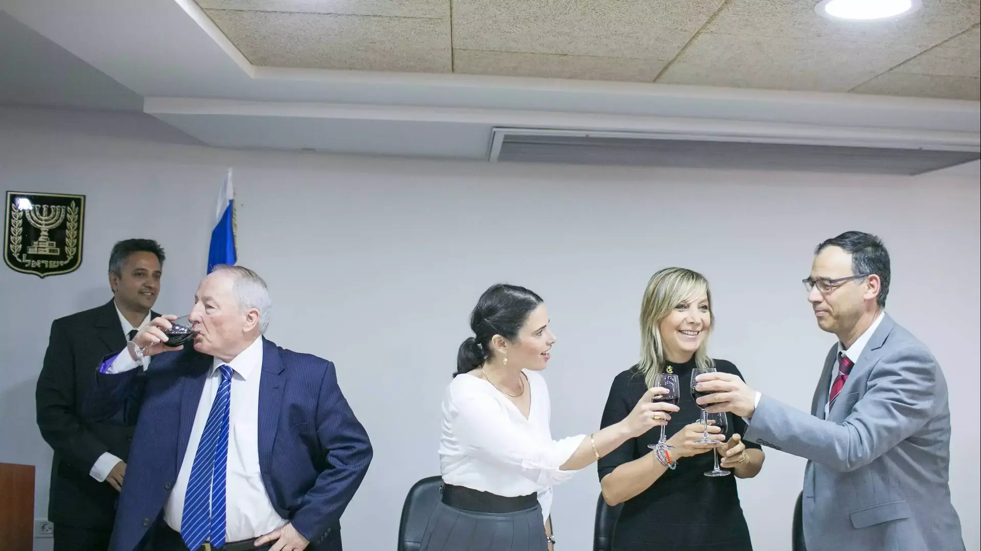 השבעתה של איילת שקד לשרת המשפטים, בתמונה עם פרקליט המדינה שי שניצן והיועץ המשפטי יהודה וינשטיין, מאי 2015 השבעתה של איילת שקד לשרת המשפטים, בתמונה עם פרקליט המדינה שי שניצן והיועץ המשפטי יהודה וינשטיין, מאי 2015