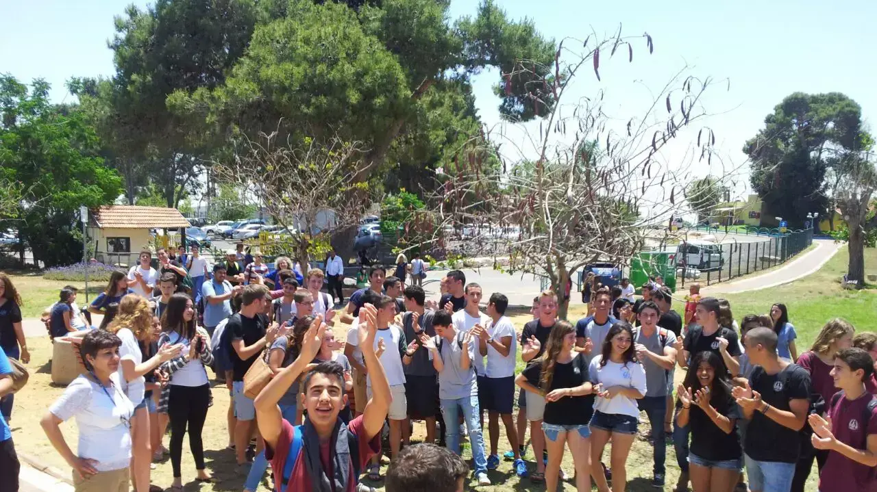 הפגנת תלמידים נגד שיטת הבגרויות החדשה בבית הספר ויצ"ו הדסים, מאי 2015 הפגנת תלמידים נגד שיטת הבגרויות החדשה בבית הספר ויצ"ו הדסים, מאי 2015