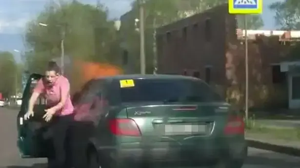 אישה הדליקה מצית ברכב וזה מה שקרה