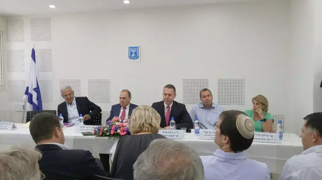 גלעד ארדן מעביר את משרד הפנים לסילבן שלום, 17 במאי 2015 גלעד ארדן מעביר את משרד הפנים לסילבן שלום, 17 במאי 2015