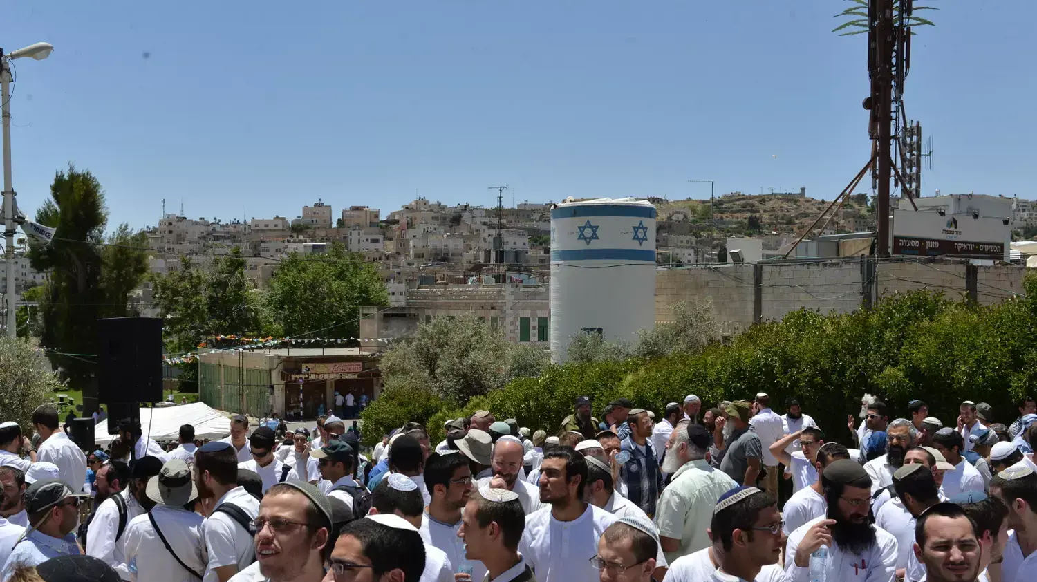 הנשיא ראובן ריבלין בהלוויתו של הרב משה לוינגר,חברון מאי 2015 הנשיא ראובן ריבלין בהלוויתו של הרב משה לוינגר,חברון מאי 2015