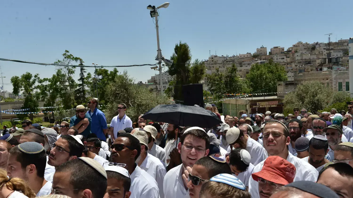 הנשיא ראובן ריבלין בהלוויתו של הרב משה לוינגר,חברון מאי 2015 הנשיא ראובן ריבלין בהלוויתו של הרב משה לוינגר,חברון מאי 2015