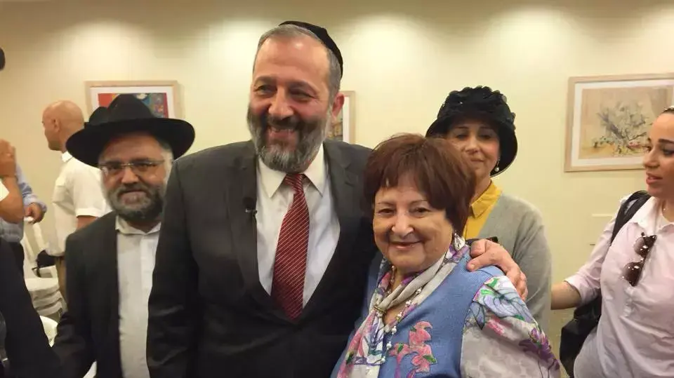 השר אריה דרעי עם אמו אסתר, טקס חילופי שרים במשרד הכלכלה, מאי 2015 השר אריה דרעי עם אמו אסתר, טקס חילופי שרים במשרד הכלכלה, מאי 2015