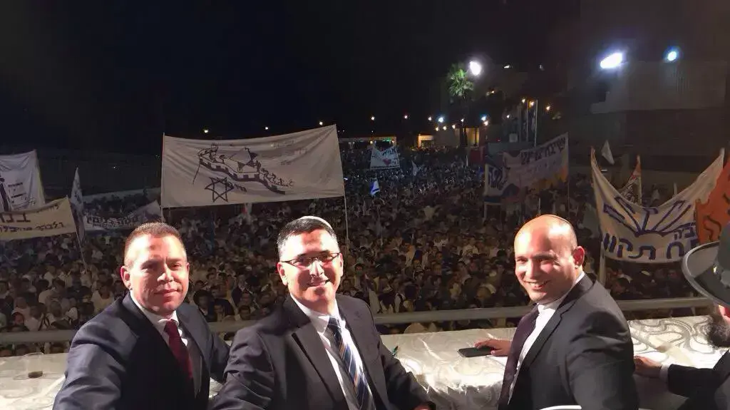 נפתלי בנט, גדעון סער וגלעד ארדן, הכותל המערבי, מאי 2015 נפתלי בנט, גדעון סער וגלעד ארדן, הכותל המערבי, מאי 2015