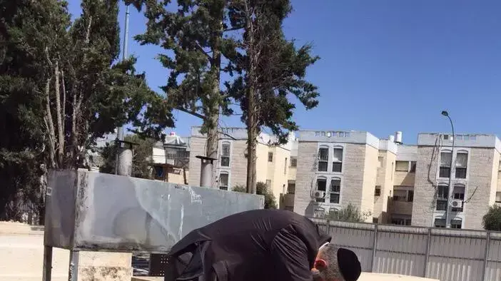 אריה דרעי בקבר הרב עובדיה, מאי 2015   