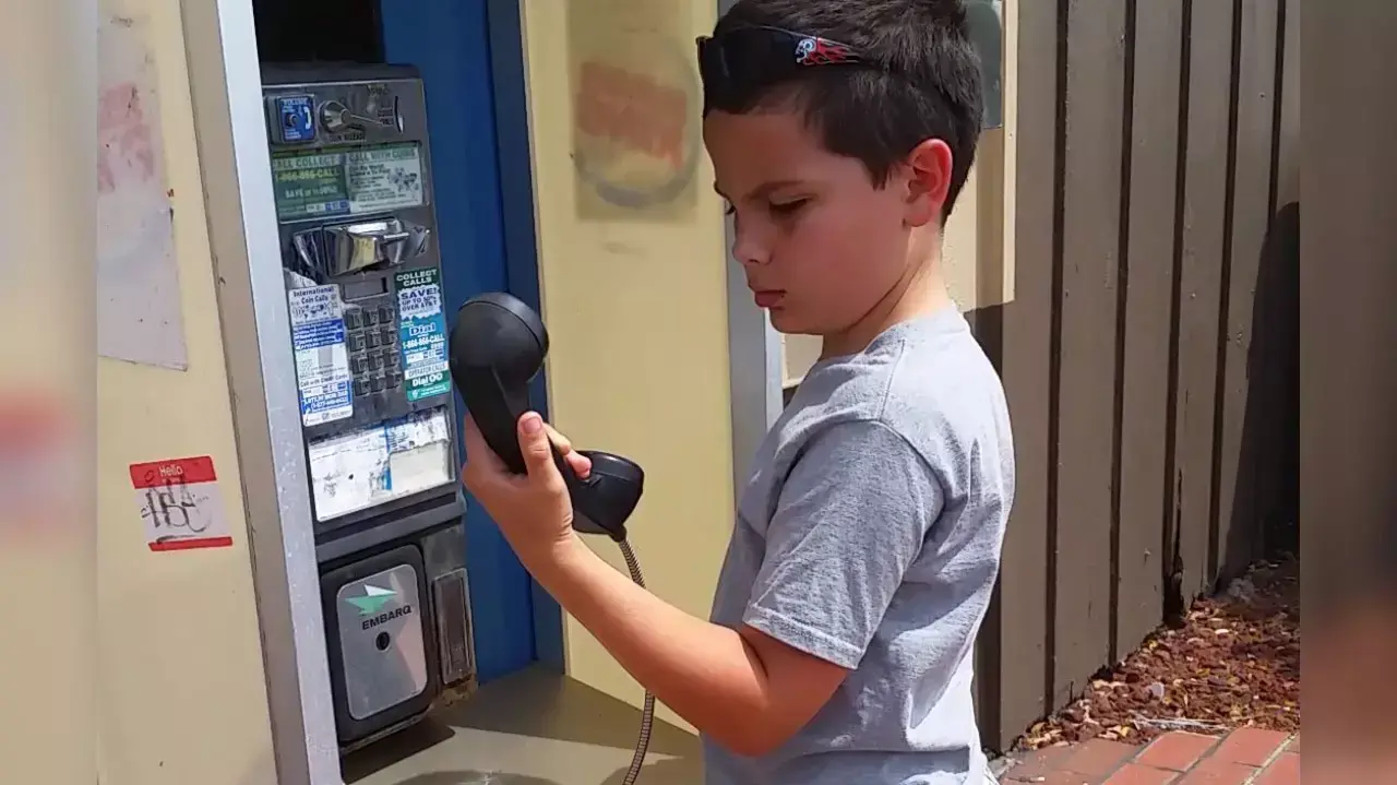 ילד רואה לראשונה בחייו טלפון ציבורי
