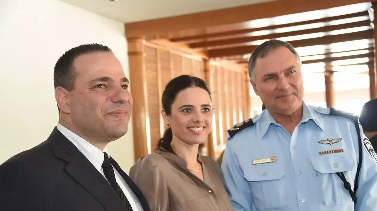 שרת המשפטים איילת שקד עם מפכ"ל המשטרה יוחנן דנינו בכנס לשכת עורכי הדין, אילת. מאי 2015