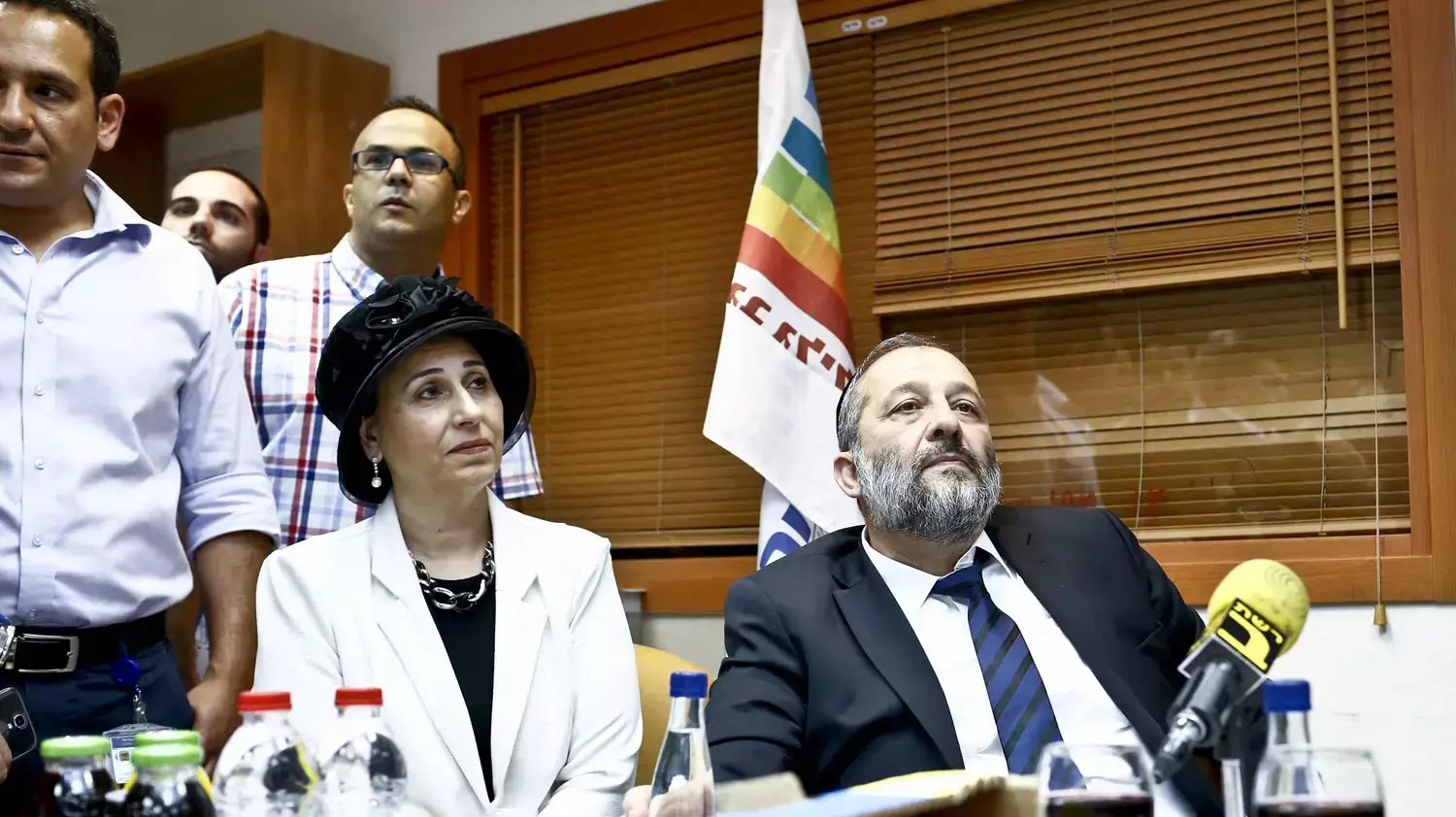 השר הנכנס אריה דרעי עם רעייתו יפה בטקס חילופי שרים במשרד לפיתוח הנגב והגליל, מאי 2015 השר הנכנס אריה דרעי עם רעייתו יפה בטקס חילופי שרים במשרד לפיתוח הנגב והגליל, מאי 2015
