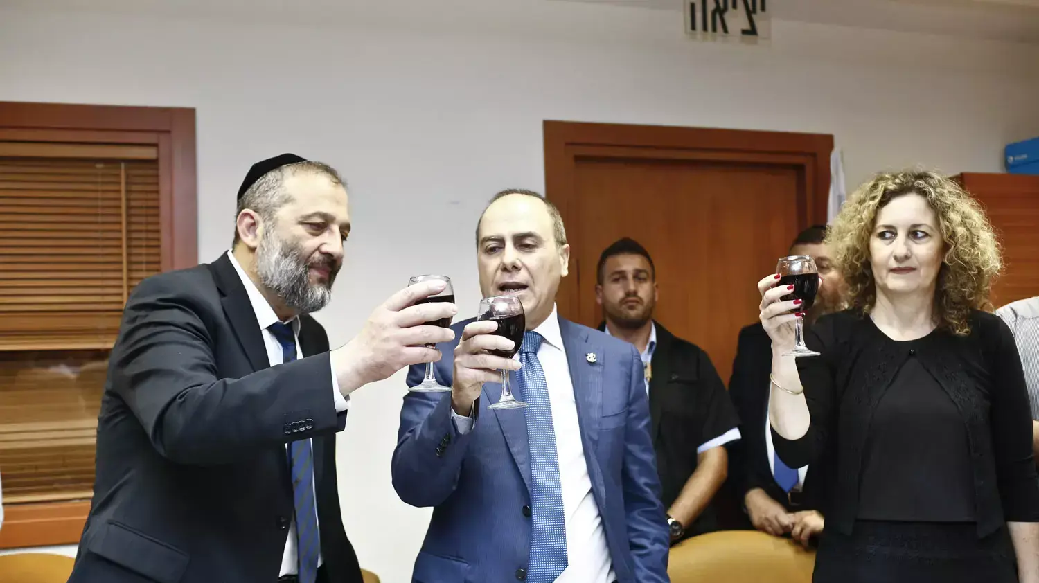 טקס החלפת שרים במשרד לפיתוח הנגב והגליל: השר הנכנס אריה דרעי והשר היוצא סילבן שלום, מאי 2015 טקס החלפת שרים במשרד לפיתוח הנגב והגליל: השר הנכנס אריה דרעי והשר היוצא סילבן שלום, מאי 2015