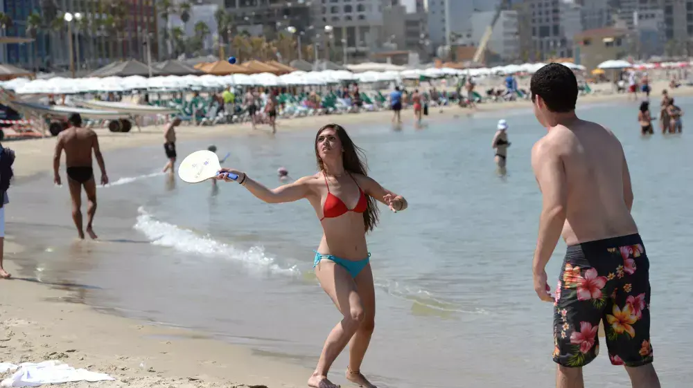שרב: חוף הים בתל אביב, מאי 2015 שרב: חוף הים בתל אביב, מאי 2015