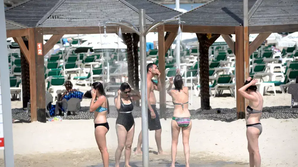 שרב: חוף הים בתל אביב, מאי 2015