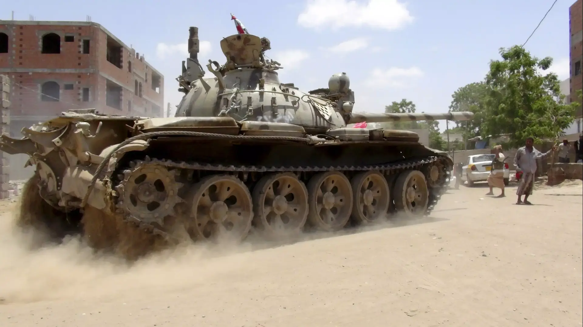 טנק של תומכי הנשיא האדי בעיר עדן, תימן, 16 במאי 2015 טנק של תומכי הנשיא האדי בעיר עדן, תימן, 16 במאי 2015