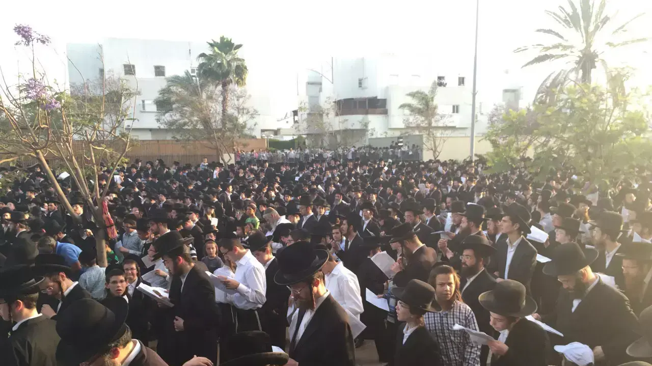 הפגנת חרדים נגד פתיחת מתחם הביג בשבת באשדוד, מאי 2015 הפגנת חרדים נגד פתיחת מתחם הביג בשבת באשדוד, מאי 2015