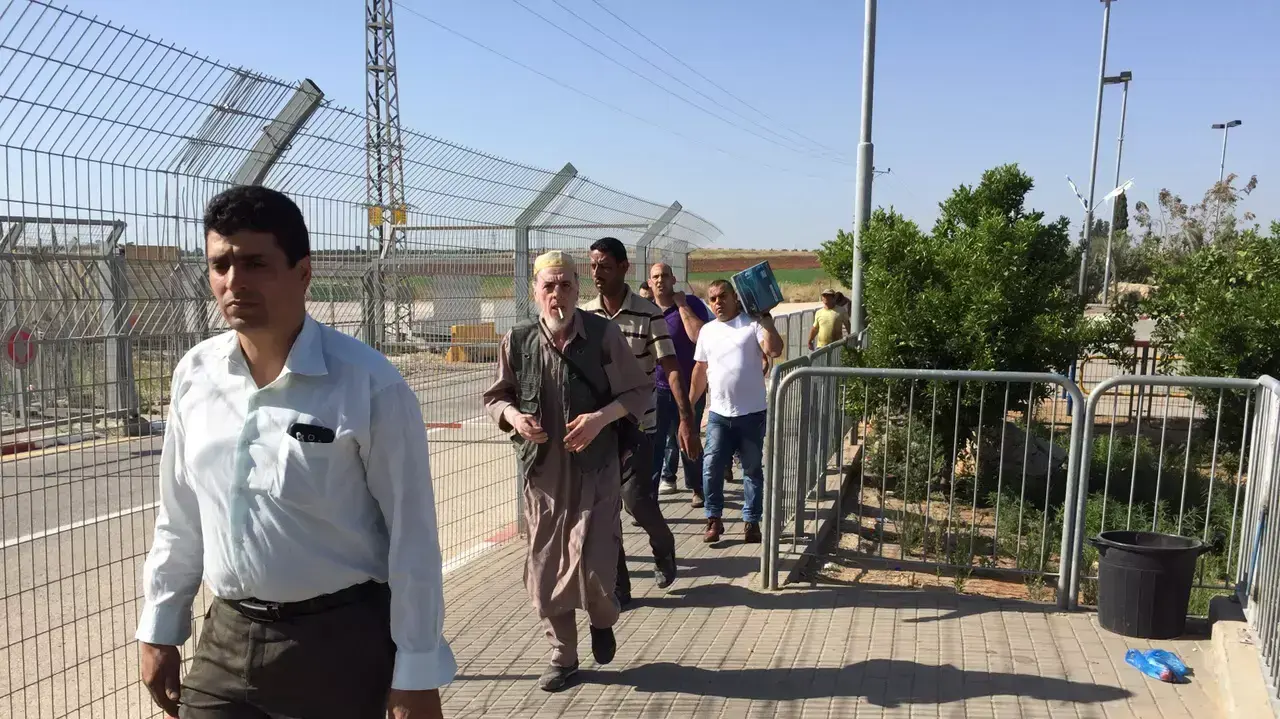 עובדים פלסטינים בסיום יום עבודה, מעבר אייל, מאי 2015 עובדים פלסטינים בסיום יום עבודה, מעבר אייל, מאי 2015