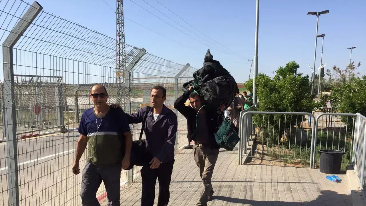 עובדים פלסטינים בסיום יום עבודה, מעבר אייל, מאי 2015 עובדים פלסטינים בסיום יום עבודה, מעבר אייל, מאי 2015