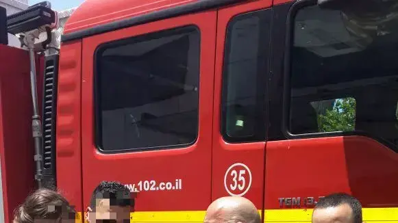 ילד מושתל כליה, עם הכבאית מחוץ לבית החולים רמב"ם, מאי 2015 ילד מושתל כליה, עם הכבאית מחוץ לבית החולים רמב"ם, מאי 2015