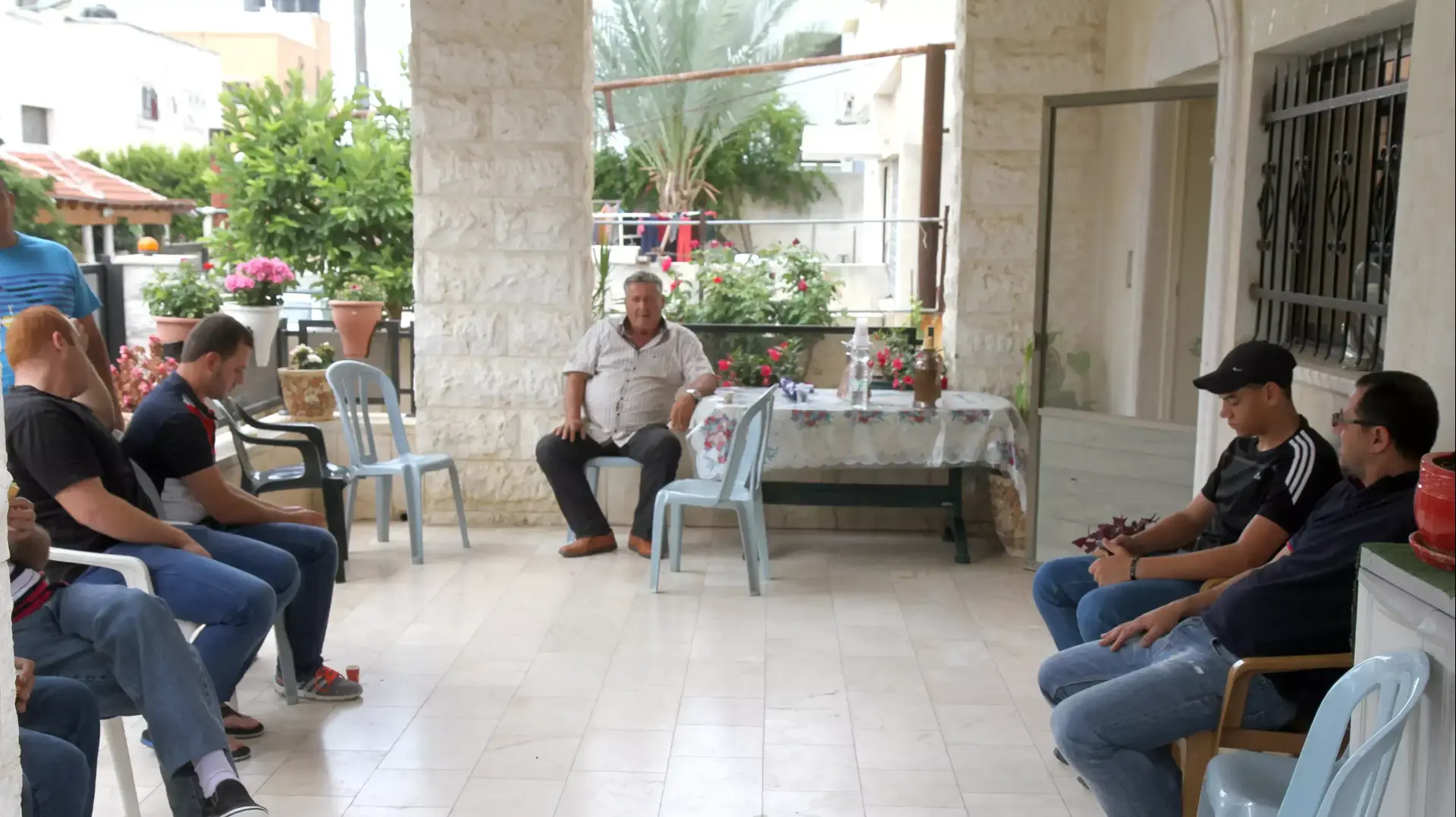 סוכת האבלים שהוקמה בביתו של יונס מדני עזאם, תושב טייבה, שהתגייס לדאעש ונהרג בסוריה, מאי 2015 סוכת האבלים שהוקמה בביתו של יונס מדני עזאם, תושב טייבה, שהתגייס לדאעש ונהרג בסוריה, מאי 2015