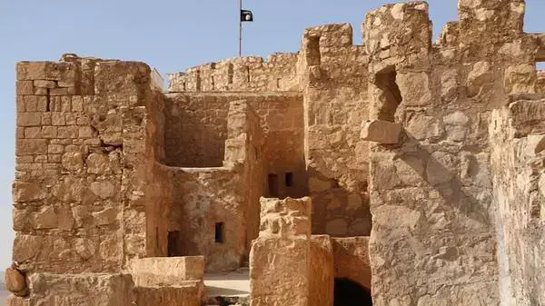 דגל דאעש על מבצר בעיר תדמור שבסוריה, כפי שפורסם ברשתות החברתיות דגל דאעש על מבצר בעיר תדמור שבסוריה, כפי שפורסם ברשתות החברתיות