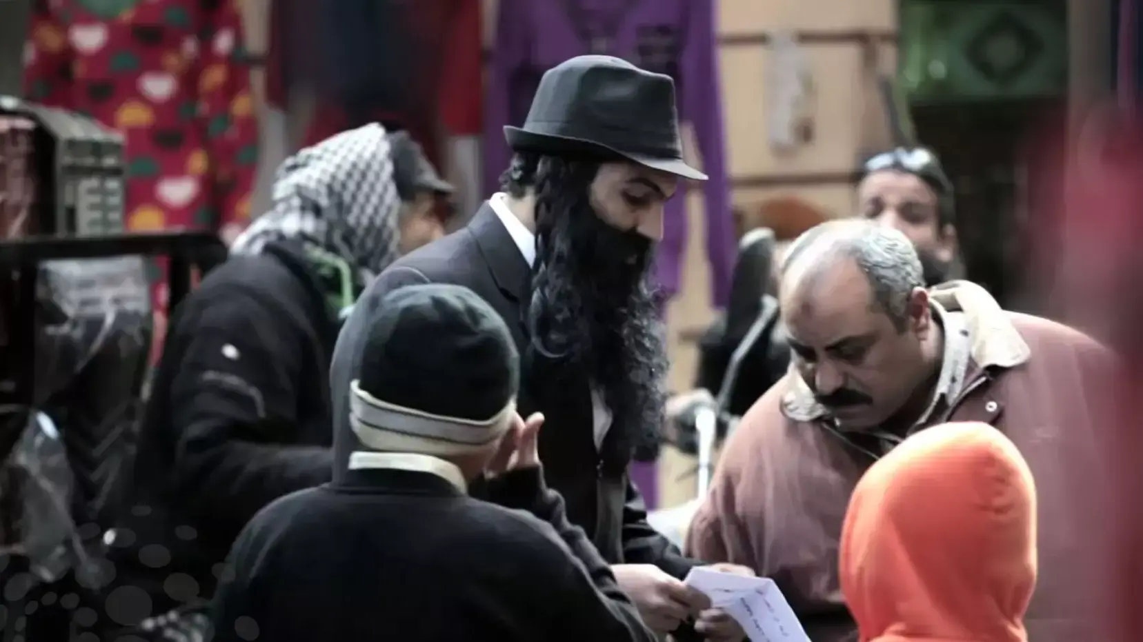 עיתונאי מצרי התחפש לחרדי והתהלך בקהיר, מאי 2015 עיתונאי מצרי התחפש לחרדי והתהלך בקהיר, מאי 2015