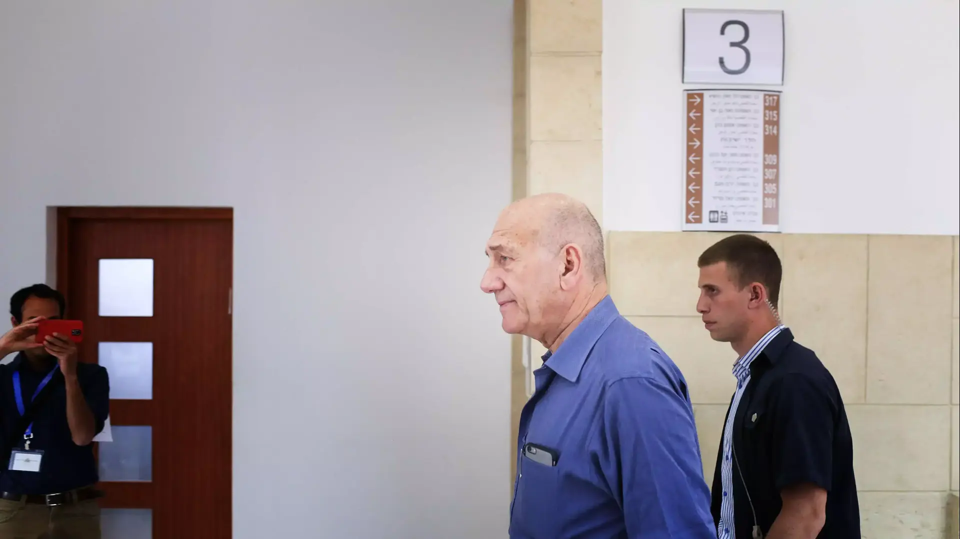 אהוד אולמרט בבית המשפט המחוזי בירושלים לאחר מתן גזר הדין, מאי 2015 אהוד אולמרט בבית המשפט המחוזי בירושלים לאחר מתן גזר הדין, מאי 2015