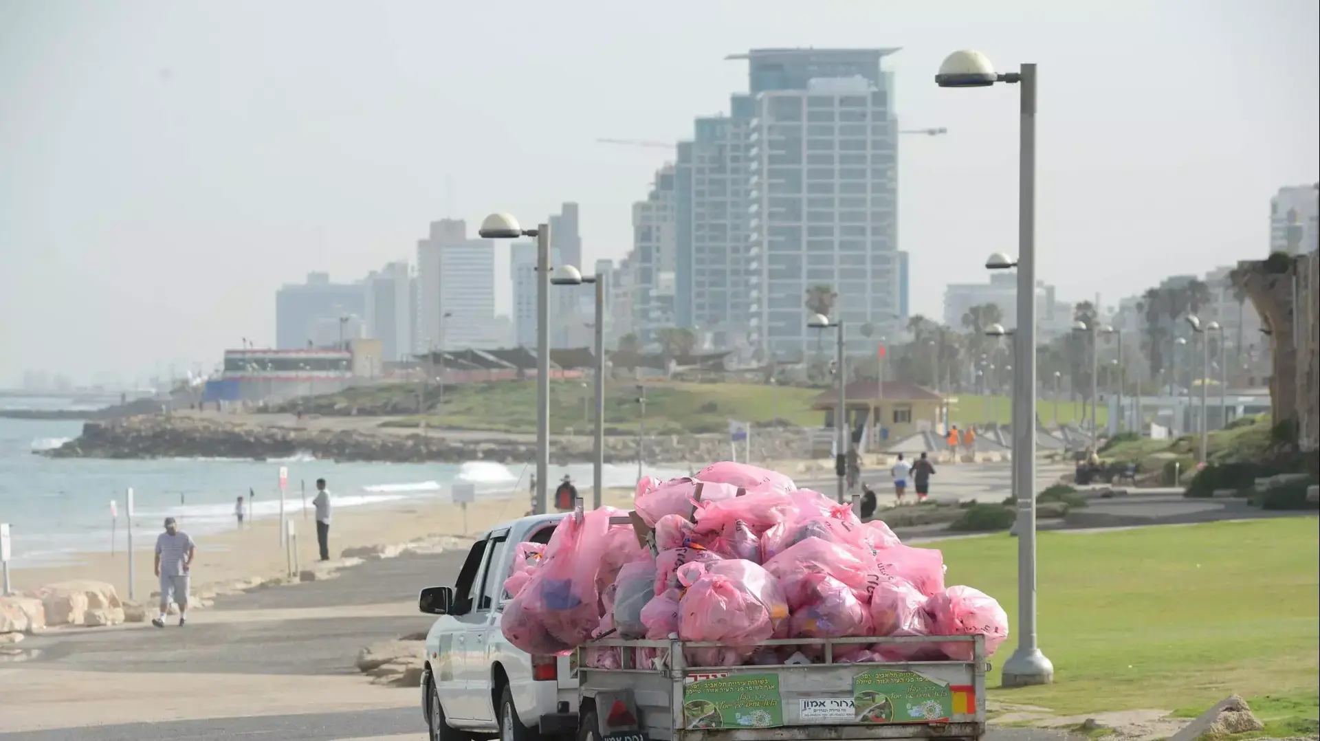 איסוף זבל אחרי החג, תל אביב, מאי 2015 איסוף זבל אחרי החג, תל אביב, מאי 2015