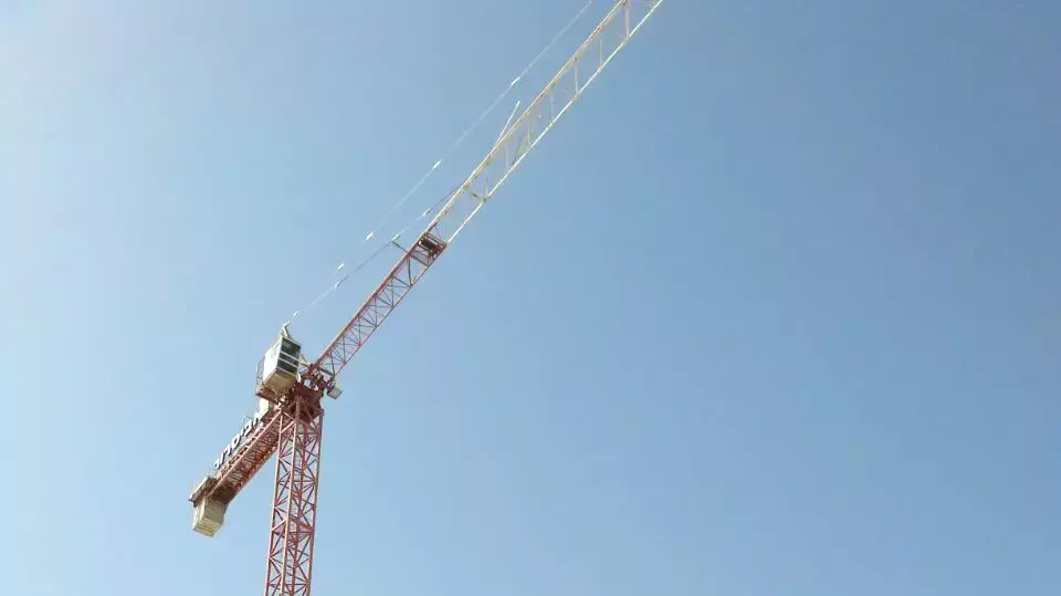 מנוף ואתר בנייה מעל גני ילדים גליל בבאר שבע מנוף ואתר בנייה מעל גני ילדים גליל בבאר שבע