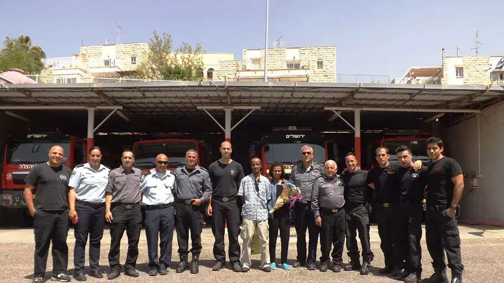 אישה שנפצעה אנושות בשריפה וניצלה בנס, חזרה להודות לשוטרים והכבאים שהצילו אותה, מאי 2015 אישה שנפצעה אנושות בשריפה וניצלה בנס, חזרה להודות לשוטרים והכבאים שהצילו אותה, מאי 2015