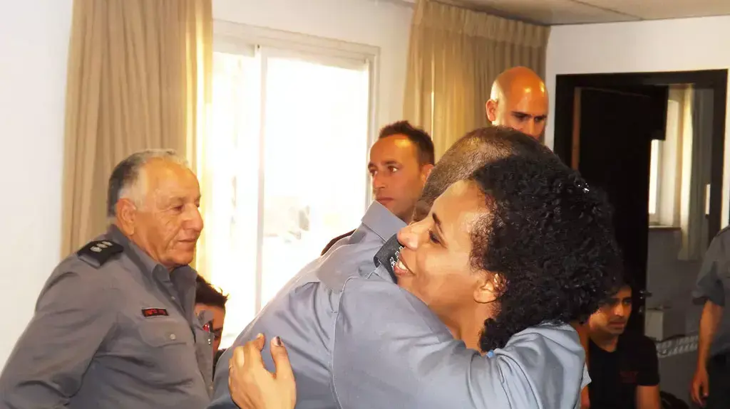 אישה שנפצעה אנושות בשריפה וניצלה בנס, חזרה להודות לשוטרים והכבאים שהצילו אותה, מאי 2015 אישה שנפצעה אנושות בשריפה וניצלה בנס, חזרה להודות לשוטרים והכבאים שהצילו אותה, מאי 2015